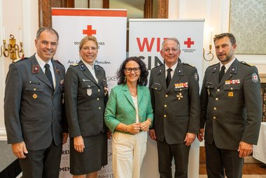 Peter Kaiser (stellvertretender Generalsekretär, Österreichisches Roten Kreuzes), Sabine Tischler (Landesgeschäftsführerin, Rotes Kreuz Salzburg), Daniela Gutschi (Landesrätin für Gesundheit und Bildung), Dr. Werner Aufmesser (Präsident, Rotes Kreuz Salzburg), Stefan Herbst (Landesrettungskommandant) posieren für ein Foto.