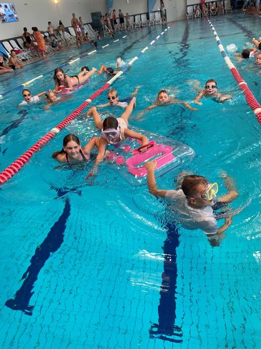 Kinder im Wasser.