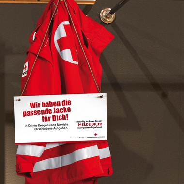 Die passende Jacke - © Österreichisches Rotes Kreuz Am Bild zu sehen ist das Werbesujet der passenden Jackenkampagne - die rote Jacke