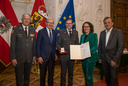 Im Bild: Rotkreuz-Präsident Dr. Werner Aufmesser, Landeshauptmann Wilfried Haslauer, Michael Flotzinger-Schilcher aus der Stadt Salzburg, Landesrätin Daniela Gutschi, Landesrat Christian Pewny.