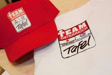 Kappe und T-Shirt mit Logo