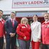 Verantwortliche des Roten Kreuzes sowie der Firma Saubermacher stehen vor einem Henry Laden