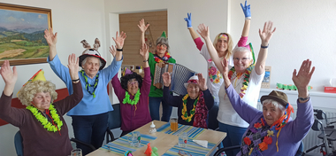 Klientinnen und Betreuerinnen feiern gemeinsam Fasching