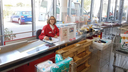 Kasse des Sozialladens mit Mitarbeiterin