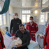Das Rettungsteam mit dem Vater und der kleinen Magdalena im Krankenhaus Schwaz