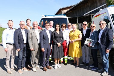 Eröffnung des neuen Standorts der Abteilung Hard am 19.09.2026 - mit dabei (v.l.): RKV-GL Wolfgang Hartmann, Bezirkshauptmann Gernot Längle, RKV-Vize-Präsidenten Josef Lechthaler und Landtagspräsident Harald Sonderegger, Bürgermeister Martin Staudinger, RKV-GL Gerhard Kräutler, RKV-GL Janine Gozzi, Petra Gebhard (stellvertretende Kommandantin der Abteilung Hard), Kommandant Hannes Hermann, Abteilungsleiterin Martina Schönherr, RKV-Präsident Ludwig Summer und die Vermieter Christine und Josef Armellini.