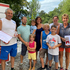 Hermann und seine Frau Andrea sind Stammblutspenderinnen. Als Dankeschön wurde ihnen und ihrer am Bild zu sehenden Familie ein Tag im Apenzoo Innsbruck geschenkt
