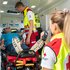 Zwei Sanitäter:innen bei einem Transport eines Patienten