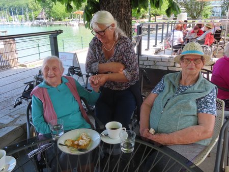 Bewohnerinnen genießen Kaffee und Strudel beim Seewirt am Mattsee.