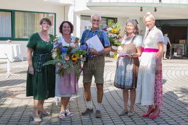 Langjährige Mitarbeiter:innen wurden im Rahmen des Festaktes geehrt. Von links: Michaela Schrumpf (Rotkreuz-Leitung Pflege und Betreuung),Elisabeth Pausch (Mitarbeiterin SWH Elsbethen), Johann Reiter (Mitarbeiter SWH Elsbethen), Elfriede Haslauer (Mitarbeiterin SWH Elsbethen), Elisabeth Ebner (Hausleitung SWH Elsbethen)