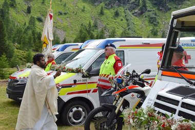 Pfarrer bei der Fahrzeugsegnung von 4 Fahrzeugen in Lungau