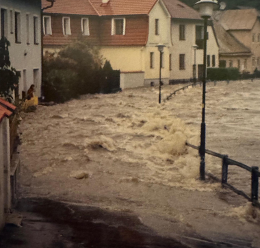 Das Hochwasser 2002 traf auch Waidhofen/Thaya sehr, zu sehen ist die Überflutung im Bereich der Badgasse. Heute existiert hier ein Hochwasserschutz.