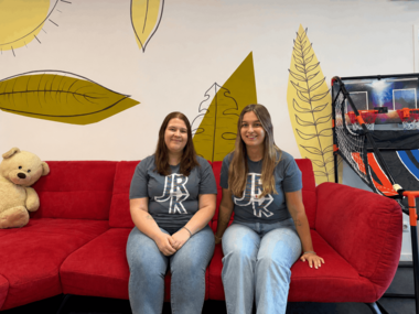 Sarah Knoll (li.) und Pia Krapf leiten die Rotkreuz-Jugendgruppe in Traun.
