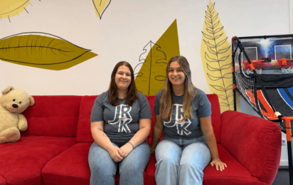 Sarah Knoll (li.) und Pia Krapf leiten die Rotkreuz-Jugendgruppe in Traun.