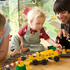 Babyfit 2009. Ausbildung (Kurs) zum Babysitter. Jugendliche/Teenager. Junge und Mädchen spielen mit Kleinkind am Boden mit Legosteinen und Spielzeugeisenbahn. Querformat.