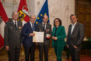 Im Bild: Rotkreuz-Präsident Dr. Werner Aufmesser, Landeshauptmann Wilfried Haslauer, Thomas Ganschnigg aus Saalfelden (Pinzgau), Landesrätin Daniela Gutschi, Landesrat Christian Pewny.