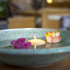 Wasserschale mit Blumen und Kerze