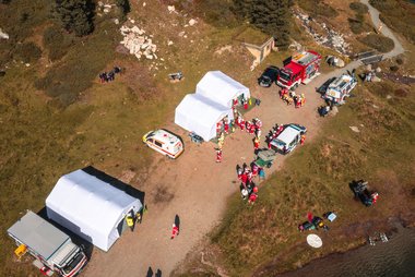 Einsatzfahrzeuge des Weißen Kreuzes Bruneck und des Roten Kreuzes Osttirol bei der SEG-Übung am Obersee (Staller Sattel).
