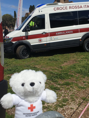 Zu sehen ist Bärli vor einem Rettungswagen des Croce Rossa Italiana.