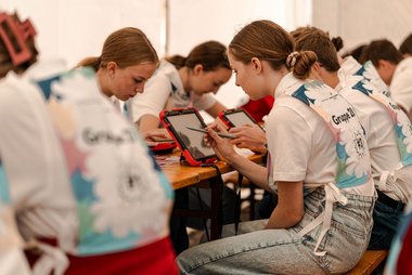 Jugendliche mit Tablets, mit denen der Jugendrotkreuz-Landesbewerb durchgeführt wurde.