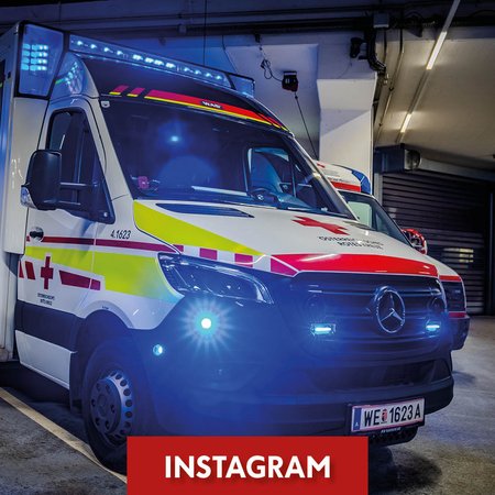 Moderner Rettungswagen mit Blaulicht