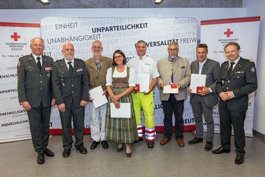 Geehrte mit Repräsentantinnen des Roten Kreuzes Salzburg