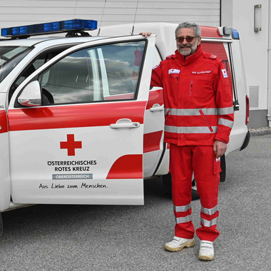 Führlinger Wolfgang sen. vor dem Notarzteinsatzfahrzeug bei seinem Pensionsantritt 2021