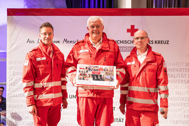 Gruppenbild mit BGL Roth, Bezirksstellenleiter a. D. Hochedlinger und Bezirksstellenleiterin-Stv. Rockenschaub