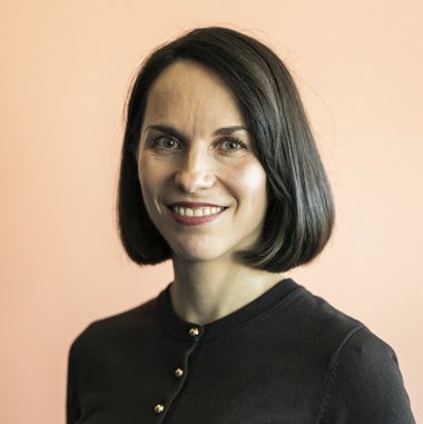 Christina Auer im Portrait und in ziviler Kleidung