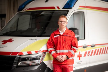 Manuel Reindl, Notfallsanitäter aus Freistadt vor dem RTW