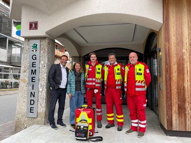 Rudolf Müllner (Bürgermeister), Maria Mitteregger (Kassierin vom Verein „Sei so guat“), Lucas Portenkirchner (First Responder), Martin Fricker (Abteilungskommandant Saalfelden), Thomas Huber (Bezirksrettungskommandant)