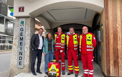 Rudolf Müllner (Bürgermeister), Maria Mitteregger (Kassierin vom Verein „Sei so guat“), Lucas Portenkirchner (First Responder), Martin Fricker (Abteilungskommandant Saalfelden), Thomas Huber (Bezirksrettungskommandant)