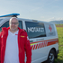 OA Dr. Markus Gschanes - Bezirksrotkreuzarzt - steht in Rotkreuz-Einsatzuniform vor einem Notarzteinsatzfahrzeug im Freien.
