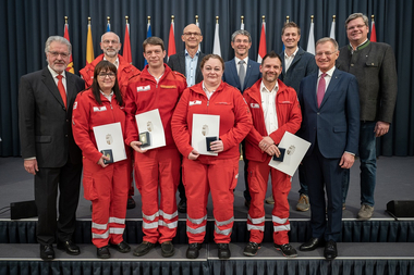6 Mitarbeiter und Mitarbeiterinnen des Rettungsdienstes werden mit Rettungsdienstmedaillen des Landes Oberösterreich geehrt
