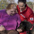 Monika, Liane Sommerfeld vom Roten Kreuz und Therapie-Hund Boo, eine Herder-Labrador-Hündin.