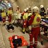 Einsatzkräfte von Rotem Kreuz und Feuerwehr versorgen Verletzte im Tunnel