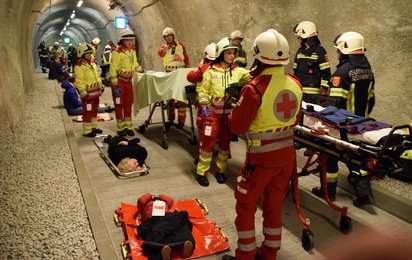 Einsatzkräfte von Rotem Kreuz und Feuerwehr versorgen Verletzte im Tunnel
