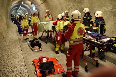 Einsatzkräfte von Rotem Kreuz und Feuerwehr versorgen Verletzte im Tunnel