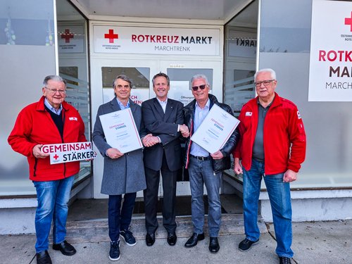 Gruppenfoto mit Kooperationspartner und RK-Vertretern