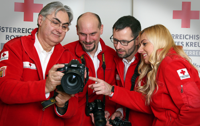 Das PR-Team begutachtet ein Foto am Display der Kamera