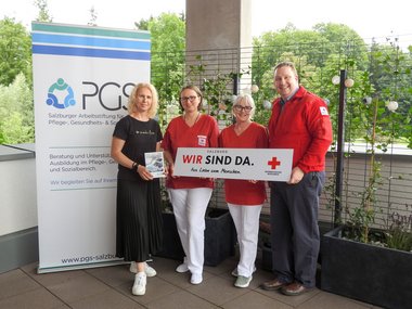 Gruppenfoto nach der Feier an der Fachhoschule Salzburg. Von links nach rechts: Daniela Kanzian, Danijela Gačić, Ioana Cascaval, Christian Präauer