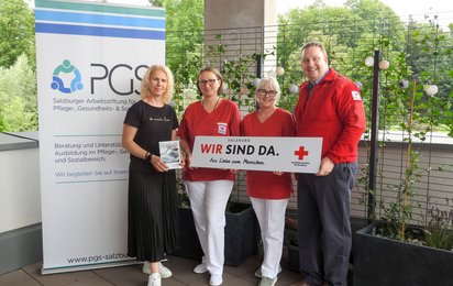 Gruppenfoto nach der Feier an der Fachhoschule Salzburg. Von links nach rechts: Daniela Kanzian, Danijela Gačić, Ioana Cascaval, Christian Präauer