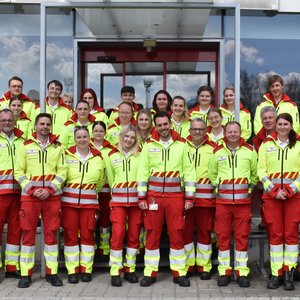 Die Teilnehmer:innen des Rettungssanitäter:innenkurs 2025/26 mit ihren Ausbildner:innen und dem Knittelfelder Bezirksgeschäftsführer in Uniform.