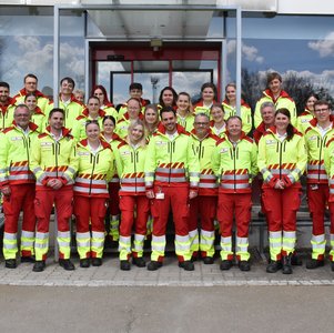 Die Teilnehmer:innen des Rettungssanitäter:innenkurs 2025/26 mit ihren Ausbildner:innen und dem Knittelfelder Bezirksgeschäftsführer in Uniform.