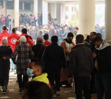 © Syrian Arab Red Crescent / SARC Helfer:innen des Syrisch-Arabischen Roten Halbmonds stehen inmitten einer Menschenmasse