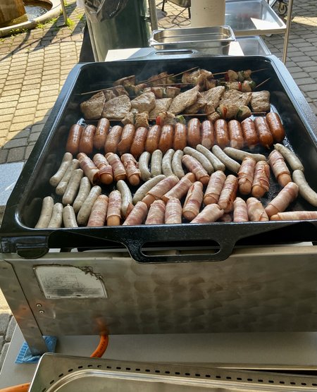 Grillwürstl und Fleisch am rechteckigen Griller