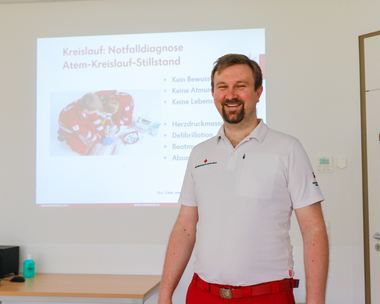 Das Bild zeigt den Lehrsanitäter Matthias beim Vortrag bei der RettungssanitäterInnenausbildung an der Rotkreuz-Bezirksstelle Graz-Stadt..