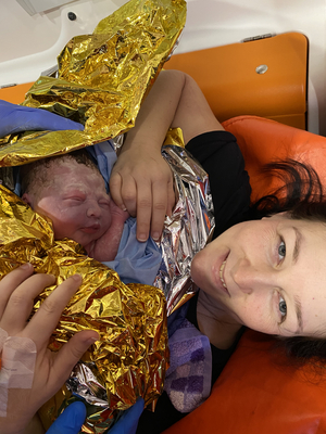 Die Mutter mit der Tochter Magdalena eingewickelt in eine Rettungsdecke im Rettungswagen unterwegs ins Krankenhaus