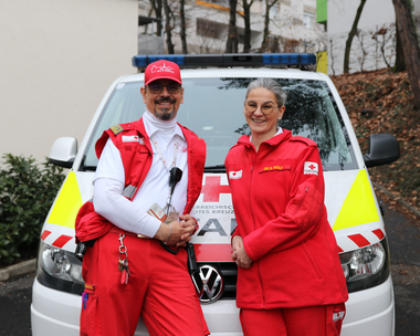 © Rotes Kreuz Graz-Stadt/ A. Danglmaier Klaus-Dieter und seine Frau Kerstin vor dem Notarzteinsatzfahrzeug.