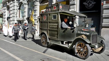 Historischer Sanitätskraftwagen mit Mitgliedern der Historischen Sanitätsgruppe in Uniform